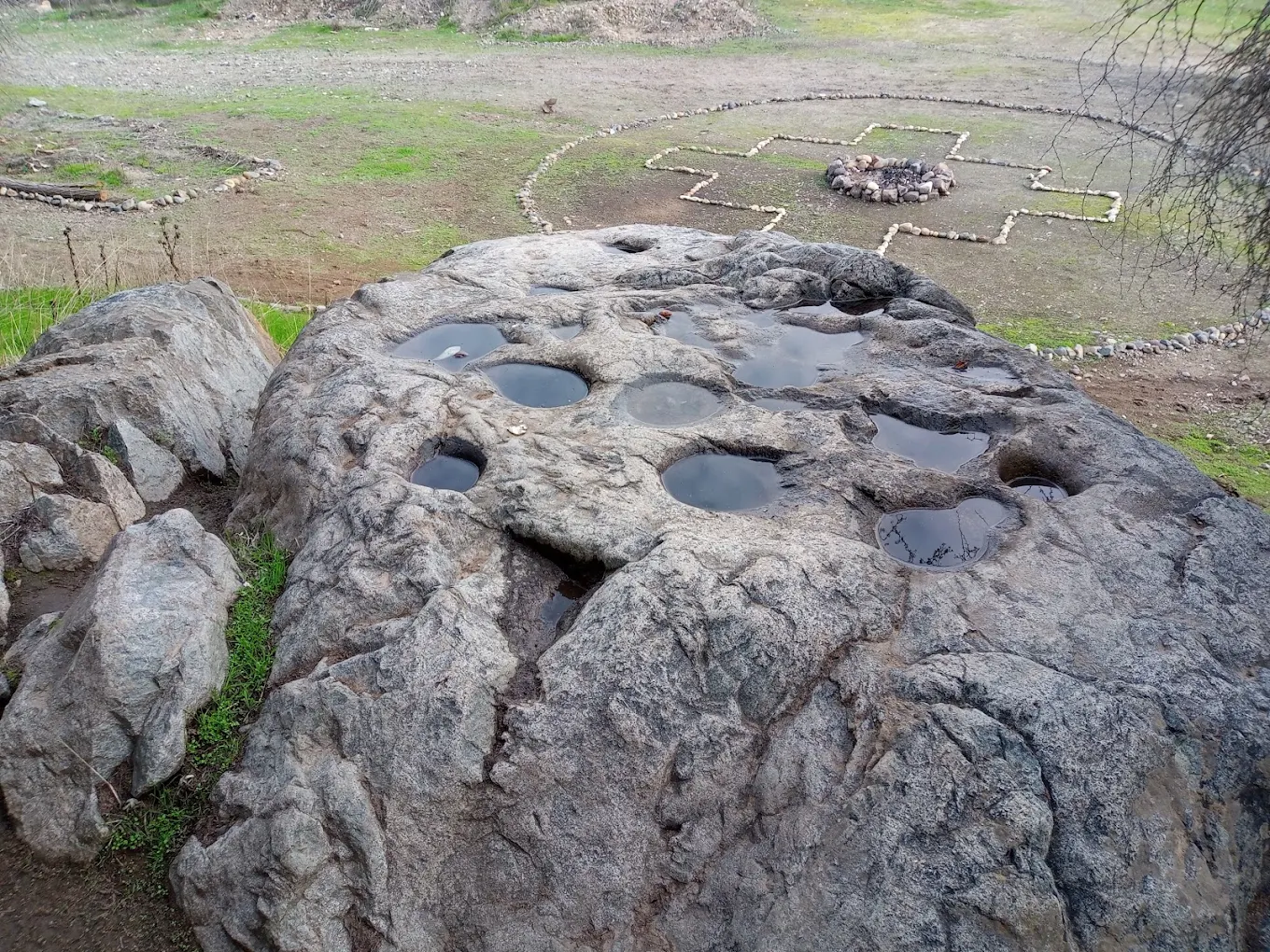 Roca con cavidades circulares talladas, Piedra Tacita, Curacaví