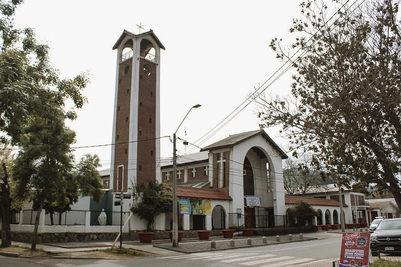 Fachada y torre-campanario de la Parroquia Nuestra Señora del Carmen, Curacaví