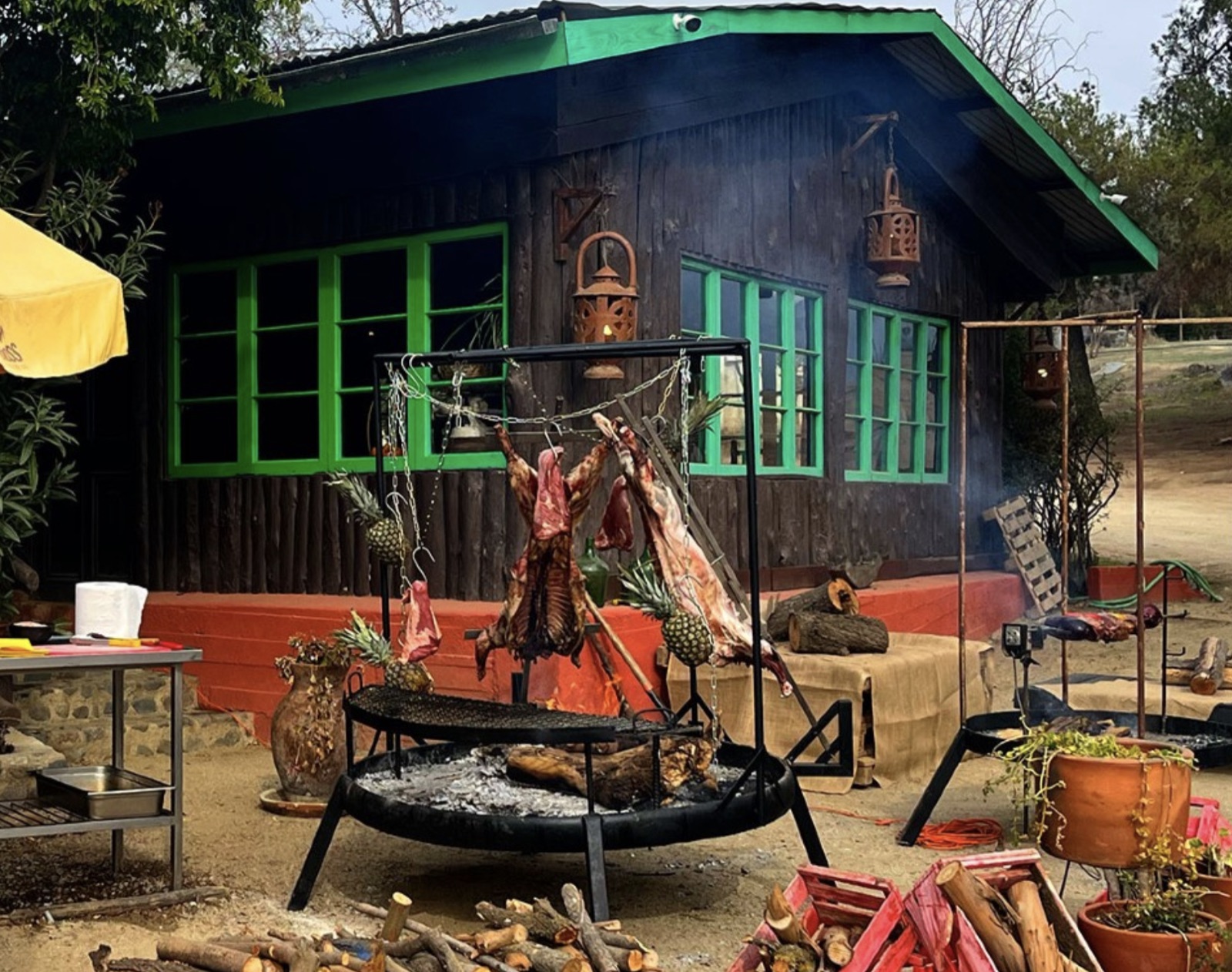 Asado al palo en la parrilla a fuego abierto de Los Hornitos de Curacaví
