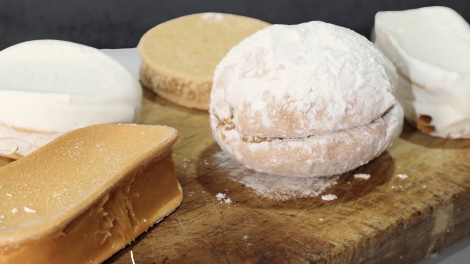 Alfajores y dulces chilenos de Dulces Sandy sobre una tabla de madera