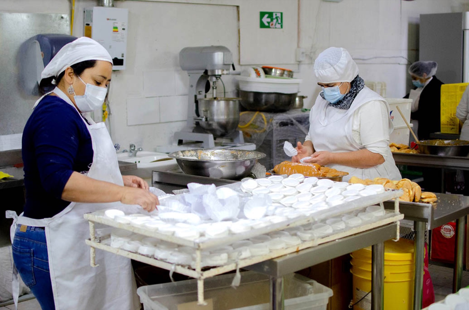 Preparación de dulces chilenos en el obrador de Dulces Sandy en Curacaví