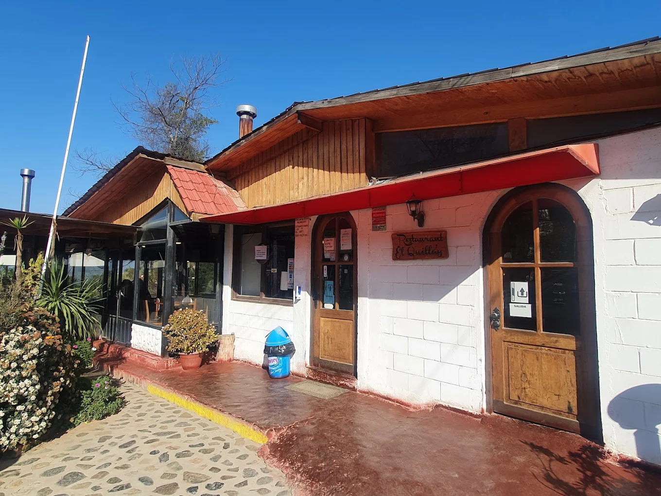 Fachada del Restaurant El Quillay, con su letrero de madera, en la Ruta 68
